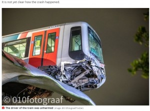 激しく損傷した車両下部（画像は『Mirror　2020年11月2日付「Metro train left hanging over 30ft drop after crashing off tracks - and landing on art」（Image: ＠010fotograaf/Twitter）』のスクリーンショット）