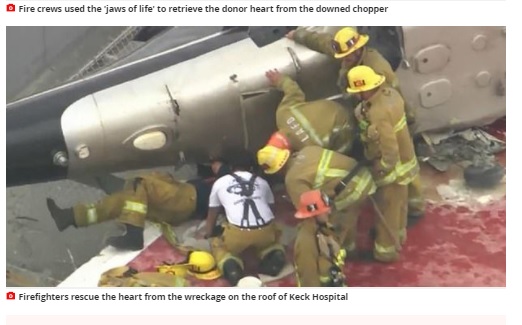 機内に残された心臓を取り出す消防隊員（画像は『Mirror　2020年11月9日付「Helicopter carrying donor heart crashes on hospital roof - before medic drops organ」』のスクリーンショット）