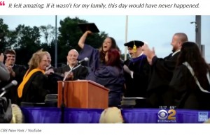 2年前の高校の卒業式でのサプライズ（画像は『Fabiosa Media　2018年6月28日付「Teen With Cerebral Palsy Lives A Dream And Surprises Everyone As She Takes Steps Across Graduation Stage」（CBS New York / YouTube）』のスクリーンショット）