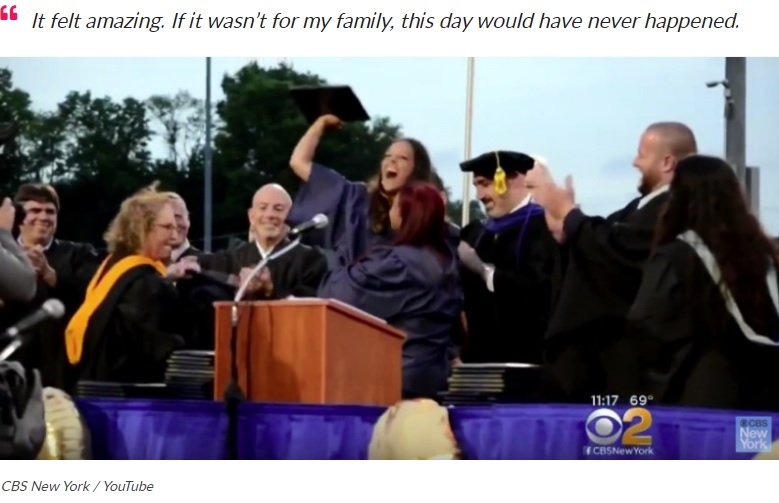 2年前の高校の卒業式でのサプライズ（画像は『Fabiosa Media　2018年6月28日付「Teen With Cerebral Palsy Lives A Dream And Surprises Everyone As She Takes Steps Across Graduation Stage」（CBS New York / YouTube）』のスクリーンショット）