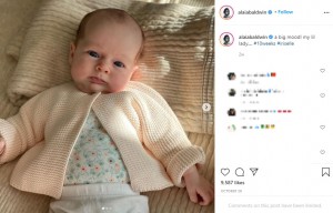 ヘイリーの姉アライアが公開した、生後10週のアイリスちゃん（画像は『Alaia Baldwin Aronow　2020年10月28日付Instagram「a big mood!」』のスクリーンショット）