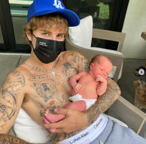 大好きなアイリスちゃんを抱くジャスティン（画像は『Justin Bieber　2020年8月23日付Instagram「My baby niece iris .. scroll through and whiteness the most squishy cute gumdrop ever‼」』のスクリーンショット）