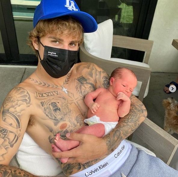 大好きなアイリスちゃんを抱くジャスティン（画像は『Justin Bieber　2020年8月23日付Instagram「My baby niece iris .. scroll through and whiteness the most squishy cute gumdrop ever‼」』のスクリーンショット）