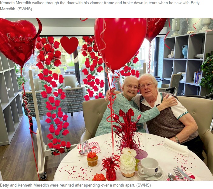 デコレーションをしてのサプライズ（画像は『Yahoo News UK　2020年11月12日付「Devoted wife surprises dementia-stricken husband by moving into his care home after a month apart」（SWNS）』のスクリーンショット）