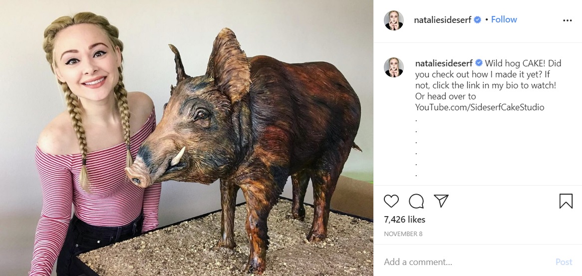 彫刻のようなイノシシのケーキ（画像は『Natalie Sideserf　2020年11月8日付Instagram「Wild hog CAKE!」』のスクリーンショット）