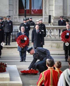 慰霊碑に花輪を捧げるウィリアム王子（画像は『Duke and Duchess of Cambridge　2020年11月8日付Instagram「On ＃RemembranceSunday The Duke and Duchess of Cambridge joined The Queen and Members of the Royal Family for the annual Remembrance Day Service at The Cenotaph.」』のスクリーンショット）