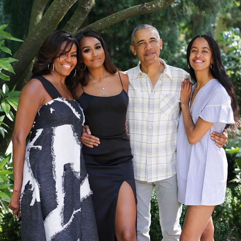 オバマ一家、隔離生活は長女マリアさん（右端）の恋人も一緒に（画像は『Michelle Obama　2019年11月27日付Instagram「From our family to yours, ＃HappyThanksgiving!」』のスクリーンショット）