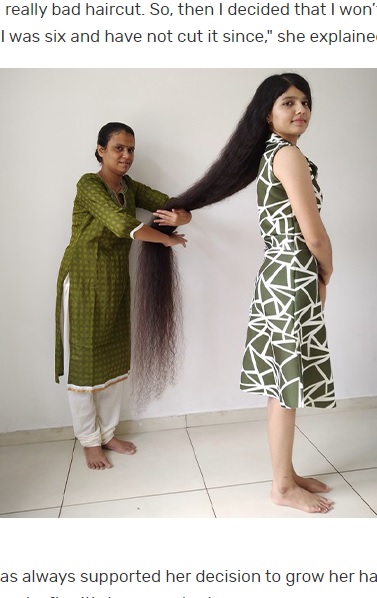 母親に髪の手入れをしてもらうニランシさん（画像は『Guinness World Records　2020年11月4日付「Teen’s hair reaches two metres making it the longest ever」』のスクリーンショット）