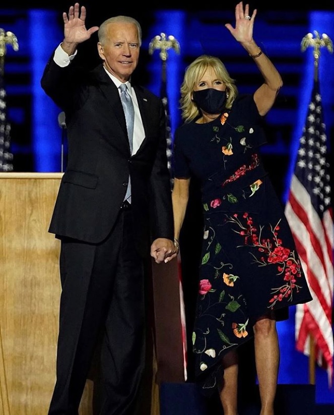 「勝利宣言」の壇上で手をつなぐバイデン夫妻（画像は『Oscar de la Renta　2020年11月8日付Instagram「Today we congratulate our president elect Joe Biden and First Lady Dr. Jill Biden.」』のスクリーンショット）