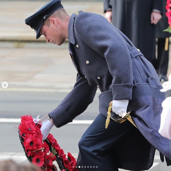 今年の式典で戦没者慰霊碑に花輪を捧げるウィリアム王子（画像は『The Royal Family　2020年11月8日付Instagram「“May the memory of their sacrifice and bravery remain with us always.”」』のスクリーンショット）