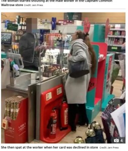 店員を罵った後、唾を吐いた女性（画像は『The Sun　2020年11月23日付「GOB YOB Disgusting moment woman SPITS at Waitrose worker and shouts ‘you’re dead’ in foul-mouthed attack」（Credit: Jam Press）』のスクリーンショット）