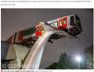 【海外発！Breaking News】高架で脱線した電車「クジラの尻尾」に乗り上げ落下を回避（オランダ）＜動画あり＞