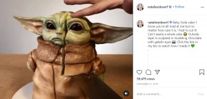 ベビー・ヨーダにナイフが入る（画像は『Natalie Sideserf　2019年11月27日付Instagram「Baby Yoda cake!」』のスクリーンショット）