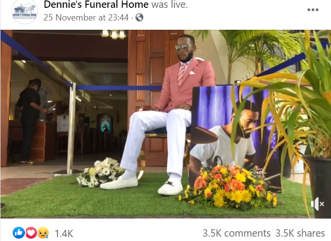 サングラスをかけ、スーツで決めた姿は亡くなっているとは思えない（画像は『Dennie’s Funeral Home　2020年11月25日付Facebook「Join us as we celebrate the life of Che Anderson.」』のスクリーンショット）
