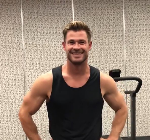 見事なミット打ちを披露したクリス・ヘムズワース（画像は『Chris Hemsworth　2020年11月27日付Instagram「Cyber week is here !」』のスクリーンショット）