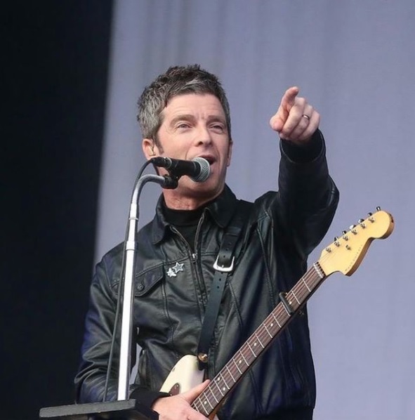 2009年に弟リアム・ギャラガーと激しく揉めてバンド「オアシス」を解散したノエル・ギャラガー。これまでバンドの再結成を否定してきたが、解散14年目にしてリアムに向けて電話するように呼びかける（画像は『Noel Gallagher’s HFB　2019年10月14日付Instagram「Happy Monday!」』のスクリーンショット）