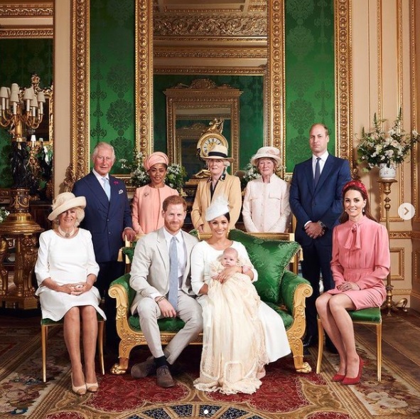 ロイヤルファミリーは可哀そう？（画像は『The Royal Family　2019年7月7日付Instagram「Today, The Duke and Duchess of Sussex’s son Archie was christened at Private Chapel at Windsor Castle.」』のスクリーンショット）