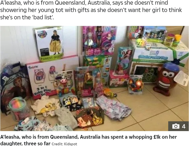 家の通路いっぱいに広がったプレゼントの一部（画像は『The Irish Sun　2020年12月8日付「GIFTED Mum slammed for toddler’s ￡1k Christmas present haul wants her daughter to be ‘spoilt’ so the day is all about her」（Credit: Kidspot）』のスクリーンショット）