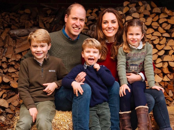 新居に引っ越したウィリアム王子一家（画像は『Duke and Duchess of Cambridge　2020年12月16日付Instagram「The Duke and Duchess are delighted to share a new image of their family, which features on their Christmas card this year」』のスクリーンショット）