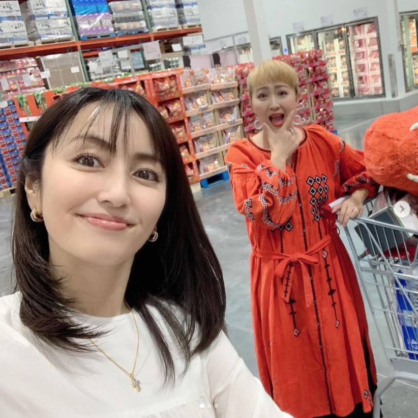 大型スーパーで爆買いする矢田亜希子、仲良しの丸山桂里奈と（画像は『矢田亜希子（Akiko Yada）　2020年10月28日付Instagram「【オンエア】2020年10月30日（金）19：56～20：54日本テレビ『沸騰ワード10』」』のスクリーンショット）