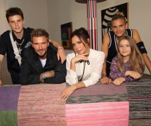 今年のクリスマスは、家族5人で過ごすというベッカム夫妻（画像は『David Beckham　2020年9月21日付Instagram「So proud as there were many restrictions this season but ＠victoriabeckham and the team produced once again and we couldn’t of been happier as the only guests in the building well done mama」』のスクリーンショット）