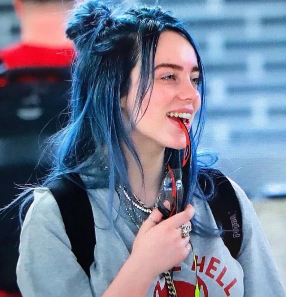 ヘアカラーを何度も変えているビリー（画像は『BILLIE EILISH　2018年8月16日付Instagram「nori from barbie fairytopia headass」』のスクリーンショット）