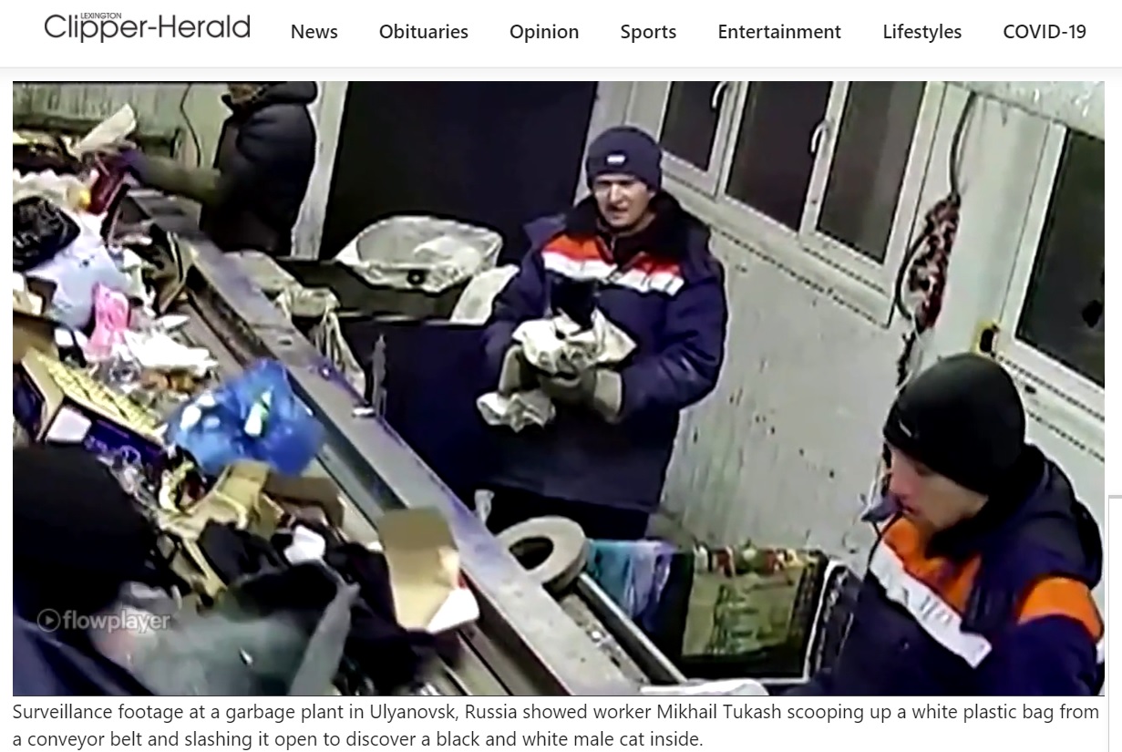 猫が入った袋を手にしたミハイルさん（画像は『Lexington Clipper-Herald　2020年12月24日付「Cat saved from garbage plant in Russia」』のスクリーンショット）