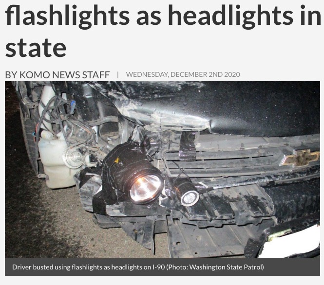壊れたヘッドライトを懐中電灯で代用（画像は『WMSN　2020年12月2日付「Not a bright idea: Driver busted using flashlights as headlights in Washington state」（Photo: Washington State Patrol）』のスクリーンショット）