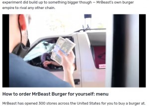 躊躇なく札束をどんどんと渡していく（画像は『Dexerto　2020年12月20日付「What is MrBeast Burger? YouTuber opens up restaurants with free food」』のスクリーンショット）