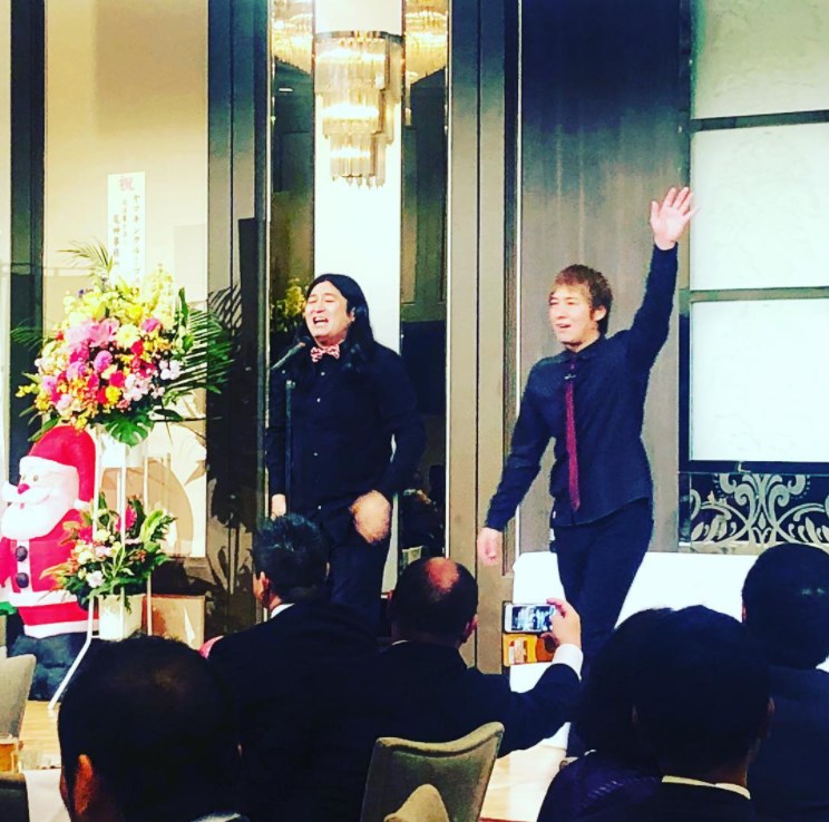 企業パーティーで営業するハイキングウォーキング（画像は『松田 洋昌　2018年12月7日付Instagram「大宮で企業パーティー余興！」』のスクリーンショット）