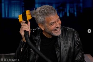 “フロービー”で散髪のデモンストレーションをしてみせるジョージ・クルーニー（画像は『Jimmy Kimmel Live　2020年12月2日付Instagram「Oscar winners are just like us!」』のスクリーンショット）