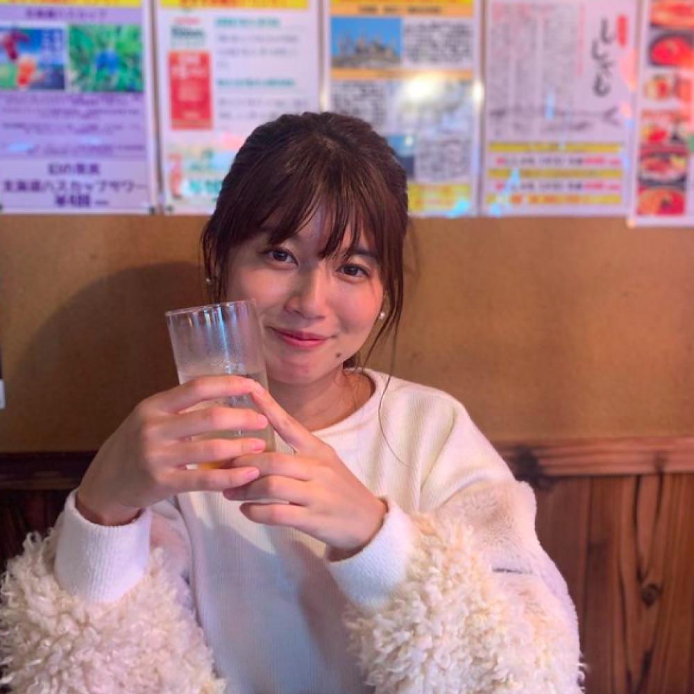 ママ友と楽しいひと時を過ごす小林礼奈（画像は『小林礼奈　2020年10月23日付Instagram「＃飲み会コーデ」』のスクリーンショット）