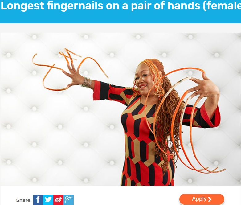 長い爪を売りに出している女性（画像は『Guinness World Records　2017年2月7日付「Longest fingernails on a pair of hands （female）」』のスクリーンショット）