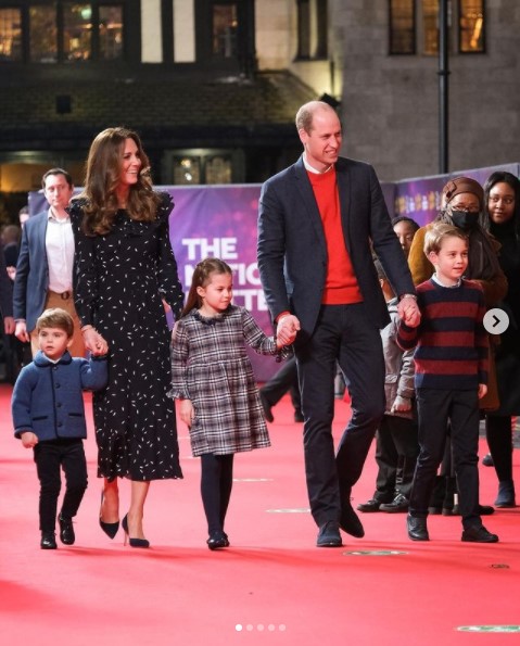 初めてレッドカーペットを歩いた3人の子供達（画像は『Kensington Palace　2020年12月11日付Instagram「The Duke and Duchess and their family attended a special pantomime performance of The National Lottery’s Pantoland at The Palladium, which was held to thank key workers and their families for their phenomenal efforts this year.」』のスクリーンショット）