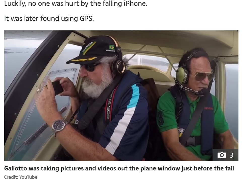 小窓からiPhoneで撮影していた男性（画像は『The Sun　2020年12月16日付「DROP TEST Man’s iPhone survives huge drop from plane - and records its terrifying plunge to Earth」（Credit: YouTube）』のスクリーンショット）