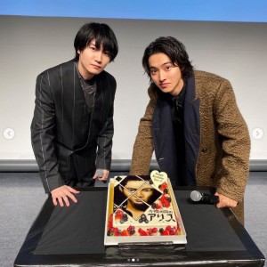 桜田通のバースデーイベントにサプライズ登場した山崎賢人（画像は『桜田 通 Dori Sakurada　2020年12月12日付Instagram「賢人がインスタでバースデーイベントにサプライズゲストで来てくれた時の写真を載せてくれたので、お返しに『今際の国のアリス』の打ち上げの時のクランクアップ記念ケーキとの写真を載せます」』のスクリーンショット）