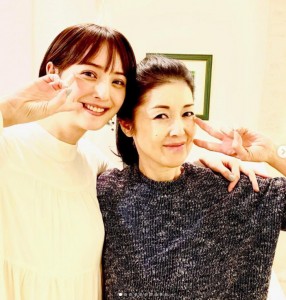 佐々木希と藤あや子（画像は『佐々木希　2019年3月17日付Instagram「秋田の星！藤あや子さんのお宅にお邪魔しました」』のスクリーンショット）