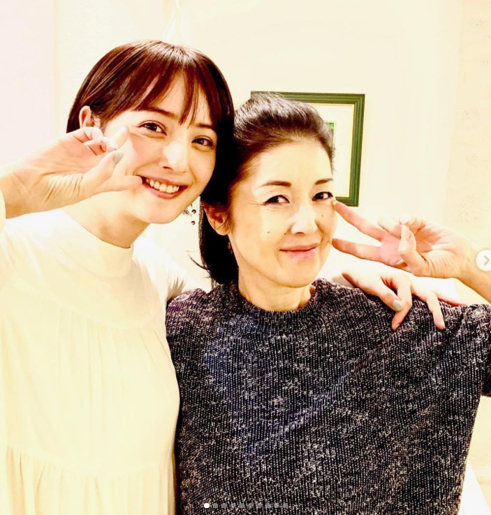 佐々木希と藤あや子（画像は『佐々木希　2019年3月17日付Instagram「秋田の星！藤あや子さんのお宅にお邪魔しました」』のスクリーンショット）