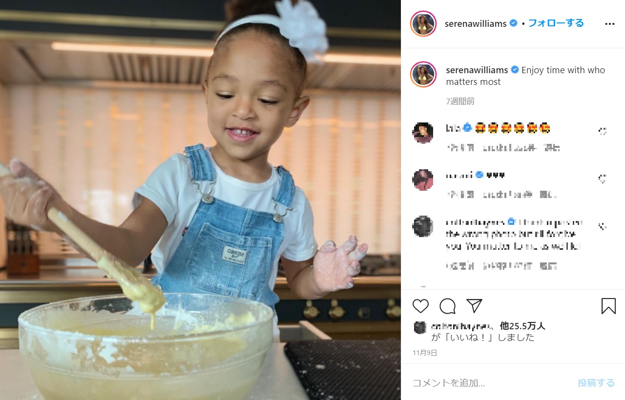 ママとのお菓子作りにも夢中なアレクシス・オリンピアちゃん（画像は『Serena Williams　2020年11月9日付Instagram「Enjoy time with who matters most」』のスクリーンショット）