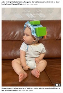後頭部にも取り付けられたスポンジ（画像は『The Sun　2020年12月25日付「CAP IT OFF Mum puts SPONGES on shower caps to protect her toddler’s head while learning to walk in genius parenting hack」（Credit: Caters News Agency）』のスクリーンショット）