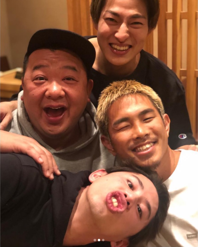 付き合いの長いTaka、DA PUMPのDAICHI、井岡一翔との4ショット（画像は『木下 隆行　2019年2月14日付Instagram「5年前に初めて会った時と同じ写真を。」』のスクリーショット）