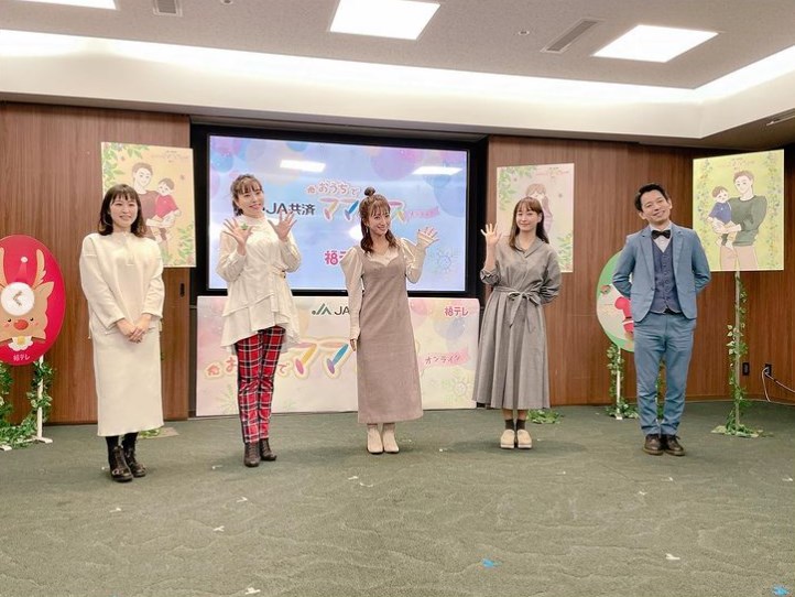 『おうちでママフェス オンライン』に出演した辻希美と藤本美貴（左から3人目と4人目）（画像は『辻希美tsujinozomi_official　2020年12月13日付Instagram「今日はJA共済おうちでママフェスオンライントークショーにみきちゃんと一緒に参加してきました」』のスクリーンショット）