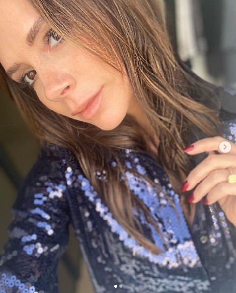 夫デヴィッドとのデート服を披露したヴィクトリア（画像は『Victoria Beckham　2020年12月5日付Instagram「What’s more festive than a sequin shirt?!」』のスクリーンショット）