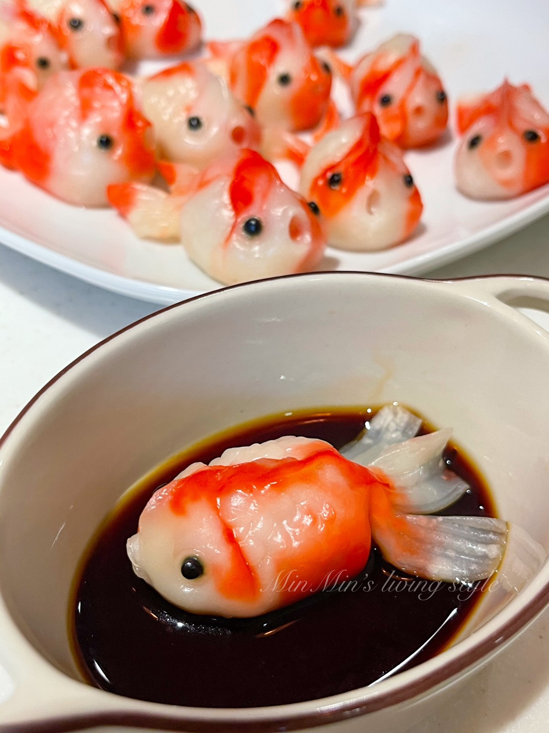 醤油に浸かる金魚を模したエビ餃子（画像は『Minmin Chang　2021年1月14日付Facebook「吼吼～天氣這麼冷」』のスクリーンショット）
