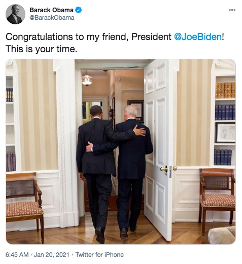 バイデン氏との後ろ姿を投稿したオバマ前大統領（画像は『Barack Obama　2021年1月20日付Twitter「Congratulations to my friend, President ＠JoeBiden!」』のスクリーンショット）