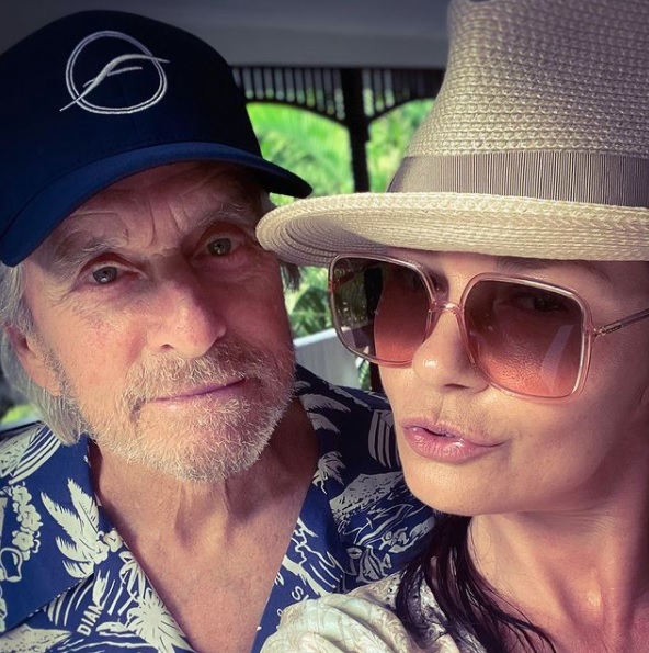 おしどり夫婦のマイケル・ダグラス＆キャサリン・ゼタ＝ジョーンズ（画像は『Catherine Zeta-Jones　2020年12月22日付Instagram「Morning!」』のスクリーンショット）