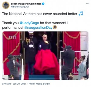 クラシカルな装いで登場したガガ（画像は『Biden Inaugural Committee　2021年1月20日付Twitter「The National Anthem has never sounded better」』のスクリーンショット）
