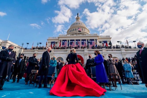 クラシカルなドレスで登場したガガ（画像は『Lady Gaga　2021年1月21日付Instagram「Love my two heroes Mr. President Biden and Madame Vice President Harris and your wonderful families.」』のスクリーンショット）