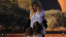 【イタすぎるセレブ達】ニコール・キッドマン、ウェーブヘアがそっくりな娘達とのレア動画を公開