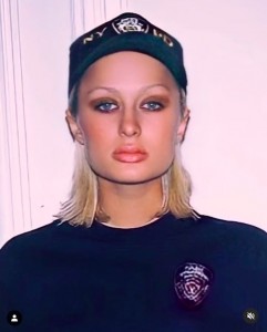 18歳当時のあまりにも暗い表情のパリス（画像は『Paris Hilton　2021年1月21日付Instagram「These photos were taken when I was 18 and had recently came home from the horrible experiences I went through at ＃ProvoCanyonSchool.」』のスクリーンショット）